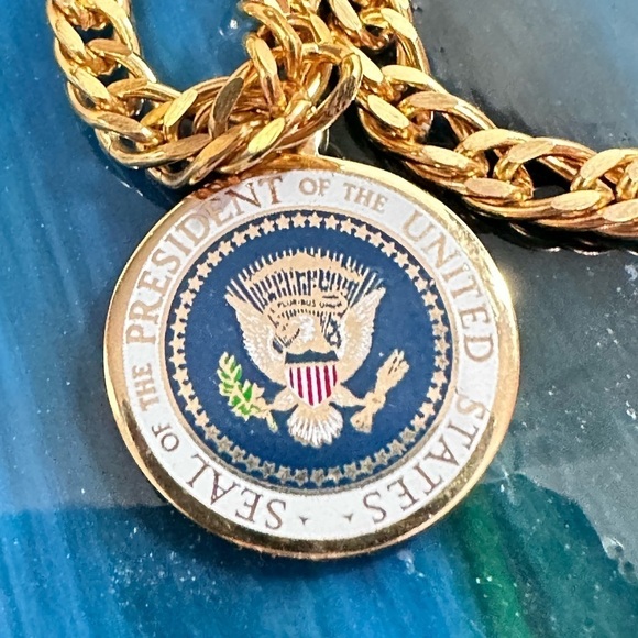 unbranded Jewelry - Presidential Seal Gold Chain Charm/Pendant RONALD REGAN Gold Tone Bracelet 0710